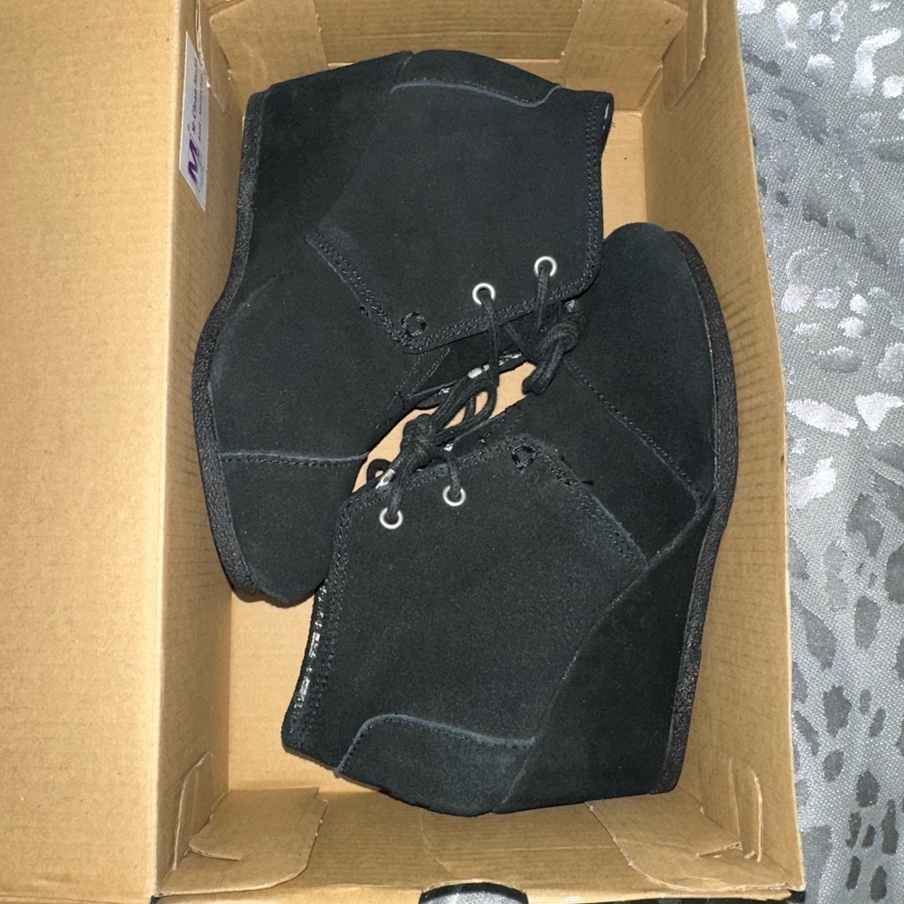 Tom’s collete wedges